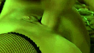 Alicia yatak odasında kaslı adam tarafından tahrik ediliyor