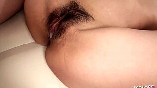 Titta på den här ocensurerade JAV-casting med japansk styvmamma och hennes extrema buskiga fitta-knull!