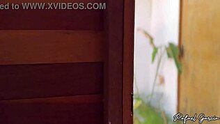 Jeg fanget vennen min naken i hagedusjen og filmet det på telefonen