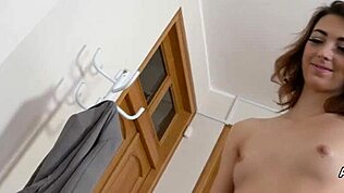 Lille model knepper stor pik falsk agent