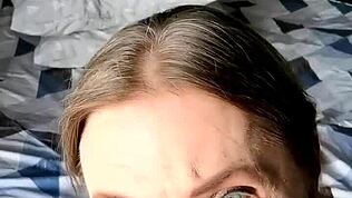 Dojrzała cougar babcia kusi ogrodnika na loda i ostre rżnięcie!