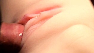 ลูบลื่นเต็มรูหีไร้ขนของตุ๊กตาเย็ด ใกล้ๆ