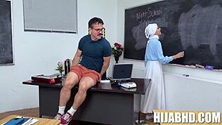 Skušnjava v učilnici sproži vroč MILF trojček 😈🔥💦