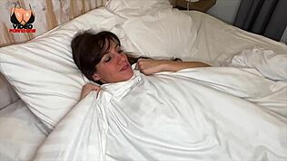 Elle se réveille avec une grosse queue qui détruit sa chatte de milf française 😈💦