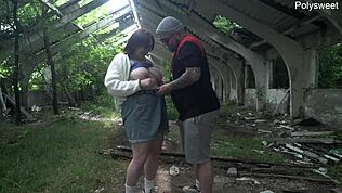 ميلف مليانة وشم تفشخ طيز راجل سمين بقوة في مكان عام مشمس