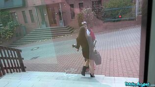 Amirah Adara se fait payer en public pour sucer grosse bite dehors