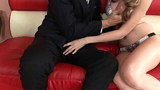Млада 18+ стъпдъщеря язди таткото каубойски, после догги с фейс и лиже путка 😏