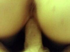 สาววัยรุ่นอมควยลึกโชว์ตูดใหญ่