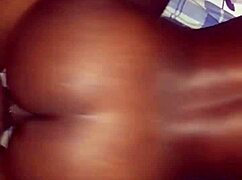 キング・カマーがデカチンポで彼女を後ろからガン突き、すげえ！