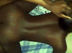 キング・カマーがデカチンポで彼女を後ろからガン突き、すげえ！