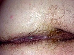 amatérska kurvička si vopchá obrovský 60cm dildo hlboko do zadku na intenzívne análne šukanie