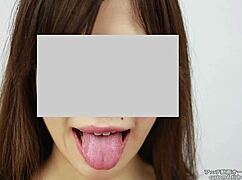 Watch this Asian girl use her tongue in a fetish way