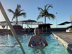 NICKY FERRARI ME GUSTA REFRESCARME EN LA ALBERCA!