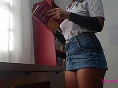 Uau! Ela achou que era só uma lição particular, mas ele fodeu minha bunda morena apertada!