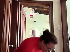 mi vecina looks so hot in the bathroom right now.