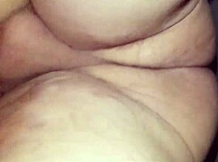 غورديتا بيلا، الأم الجميلة، تظهر منحنياتها بالتفصيل