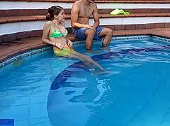 chica inocente disfruta de la piscina con su hermanastro