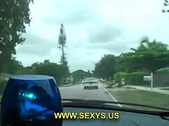 Ebben a laza sztoriban durva facialt ad nyersen intenzíven