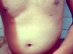 インドのゲイボトムが自分でおしっこ浴びまくり！