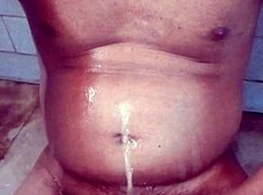 i'm this indian gay bottom doing my own golden shower