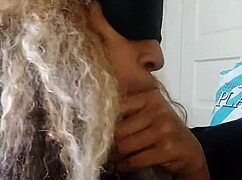 ميتشي تمص عميق بفم مبلل على زب عملاق