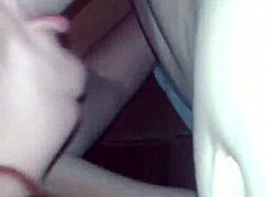 امرأة ناضجة تتمايل في جلسة خاصة