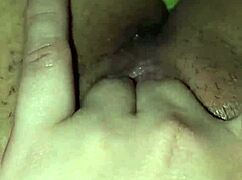 Nézd a krémes puncim orgazmusát!