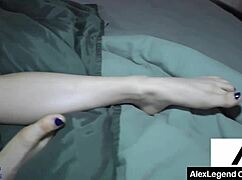 Penny Pax op haar knieën voor een facial