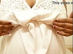 Fată din Madhya Pradesh își arată relaxat țâțele mari și sânii