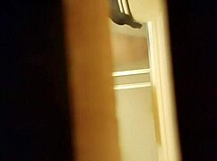 売女の隠れ家で毛深いマンコシェイブ覗き見！