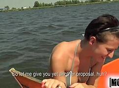 Nikol atrapada por pervertidos en patrulla en Mofos com.