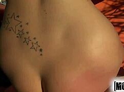 Nikol atrapada por pervertidos en patrulla en Mofos com.