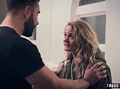 ホームレスティーン18+が優しい家族の男をストーキングしてハードコア。彼女は彼の毛むくじゃらのマンコ舐めを渇望。