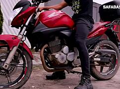 novinha sucking big black cock for delivery guy 😏