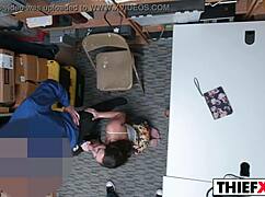 Kecantikan nggak nyelamatin pencuri Geneva King dari pertemuan hardcore kantor dengan kontol monster