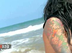 Vruća španska milf Raquel Abril se skida na plaži