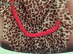 טרנסית לטינית פרועה מתגרה בגלבייה שקופה עם כוס מגולחת גדולה