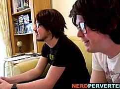 جميلة شقراء بتستمتع بمص زبين صلبين