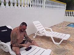 Диана Смит чука две секси мадами край басейна.