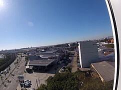 Sarada nua na janela do hotel, exibindo seus peitos grandes para o voyeur no aeroporto, terminando com creampie intenso