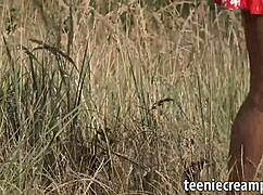 Chica núbil de 18 siente placer con consolador grande al aire libre