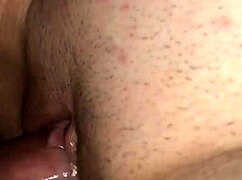 Min kæreste nyder dobbelt penetration med to pikker i fissen