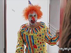 Suri rumah birahi naik liar batang keras badut