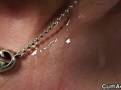 Sexy foxy dievča dostáva výstrek na tvár