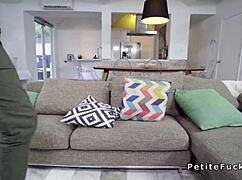 작은 체구 18+ 밤색녀 거대 자지 쉽게 목구멍 삼킴