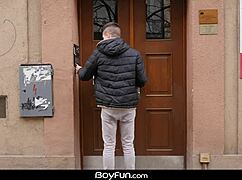 boyfun pizza delivery turns into a casual encounter