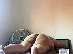 Olgun tombul yağlı göt ve memelere masaj