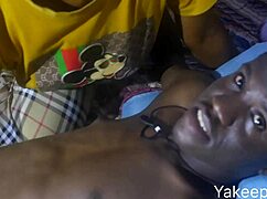 Yakee napalenná pička dostane drieť obrovským kokotom!