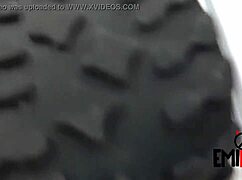 Suženj častita kraljičina stopala v podolatriji in teptanju.