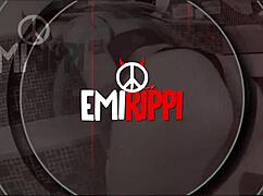 Köle Kraliçenin Ayaklarını Tapar ve Ezer